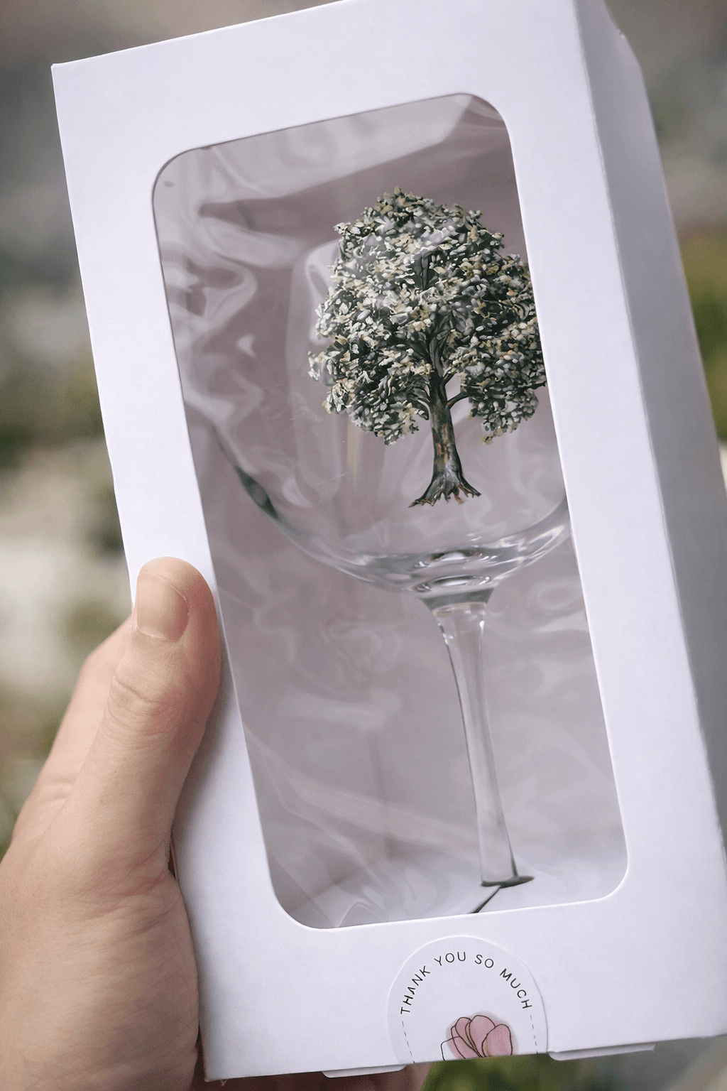 Detalle de trazo pintado a mano sobre vidrio